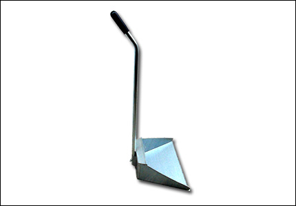 Metal upright dust pan