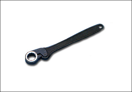 Ratchet wrench with polygonal interchangeable inserts